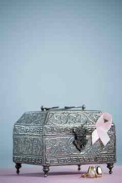 特写镜头粉红色的乳房癌症意识丝带胸部环表格