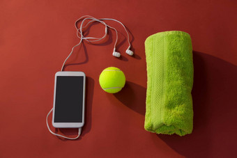 开销视图网球球在餐巾移动电话<strong>入耳式耳机</strong>