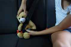 十几岁的女孩坐着泰迪熊回来座位车