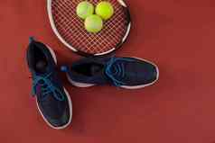 开销视图蓝色的体育鞋子网球球拍球