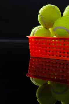关闭荧光黄色的网球球塑料篮子反射