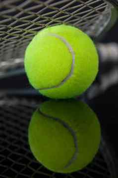 关闭网球球拍荧光黄色的球反射