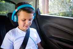 十几岁的男孩耳机坐着回来座位车