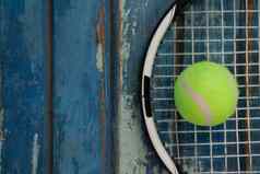 开销视图荧光黄色的网球球球拍