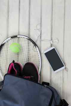 开销视图灰色的袋体育鞋子网球齿轮移动电话