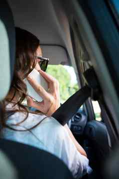女人会说话的移动电话开车车