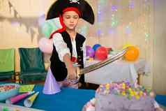 男孩假装海盗生日聚会，派对