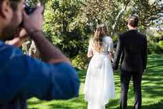 摄影师采取照片新结婚了夫妇