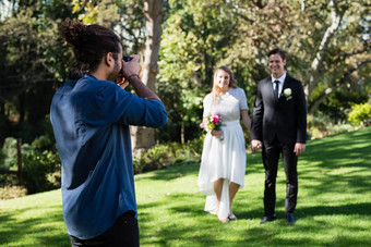 摄影师采取照片新结婚了夫妇