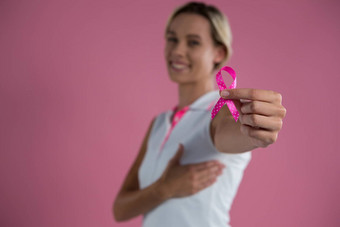 肖像微笑女手乳房显示乳房癌症意识丝带