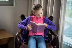 女孩阅读书椅子生活房间