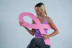 微笑女人持有乳房癌症意识丝带
