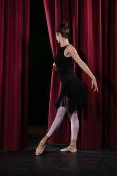 芭蕾舞女演员执行芭蕾舞跳舞阶段