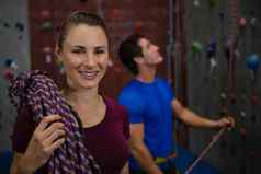 运动员携带绳子教练攀爬墙健身房