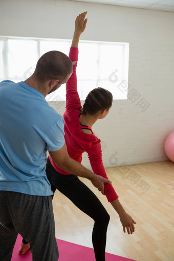 瑜伽教练协助学生锻炼健康俱乐部