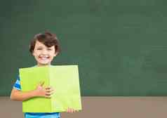 黑板上男孩持有教科书式的