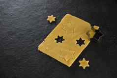 生饼干面团明星形状的饼干刀