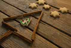 关闭明星形状饼干圣诞节树使肉桂坚持