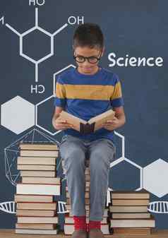 学生男孩表格阅读蓝色的黑板上科学文本图形