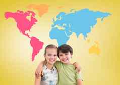 男孩女孩拥抱前面色彩斑斓的世界地图