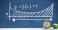 时钟苹果桌子上前景黑板上图形方程公式图