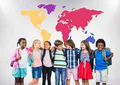 多元文化的学校孩子们前面色彩斑斓的世界地图