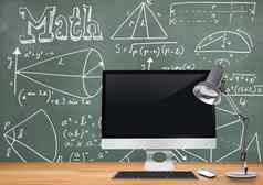 电脑桌子上前景黑板上图形数学图方程