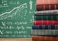 书桌子上前景黑板上图形数学公式