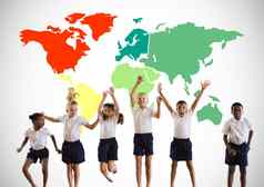 多元文化的孩子们跳前面色彩斑斓的世界地图