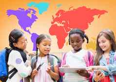 多元文化的孩子们设备前面色彩斑斓的世界地图