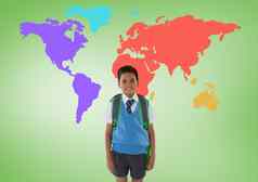 小学生前面色彩斑斓的世界地图