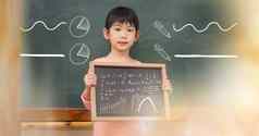 女孩持有黑板上数学方程图