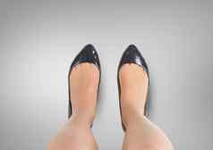 黑色的鞋子脚蓝色的鞋子脚灰色背景