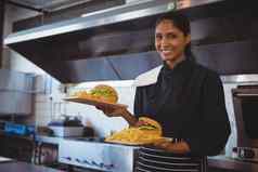 肖像女服务员法国薯条汉堡咖啡馆