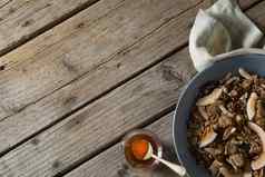 健康的早餐碗蜂蜜木表格