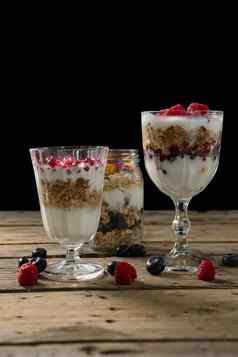 杯酸奶牛奶什锦早餐树莓早餐