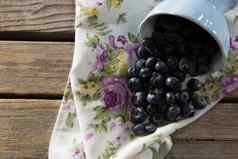 蓝莓溢出碗餐巾