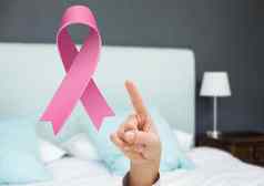 指出手粉红色的丝带乳房癌症意识