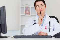 医生女人乳房癌症意识丝带