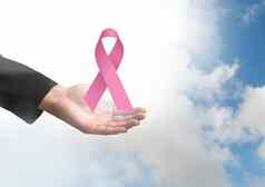 开放手粉红色的丝带乳房癌症意识