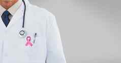 医生粉红色的乳房癌症意识丝带