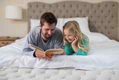 父亲女儿阅读书说谎床上