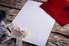红色的信封空白纸圣诞节装饰木板材