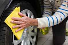 汽车服务工作人员清洁轮胎除尘器