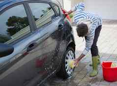 汽车服务工作人员洗车轮胎海绵