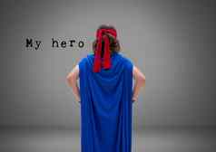 男孩灰色背景超级英雄斗篷服装英雄文本