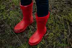 女孩森林红色的橡胶靴子