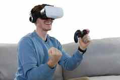 男人。玩视频游戏虚拟现实耳机
