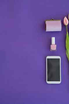 郁金香钱包指甲波兰的移动电话安排紫色的背景