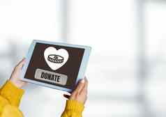 手持有平板电脑捐赠按钮心钱图标慈善机构